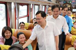 Lắng nghe tâm tư người lao động trên chuyến tàu PL1