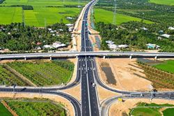 Tạm đóng cao tốc Mỹ Thuận - Cần Thơ một số khung giờ để lắp dầm cầu vượt