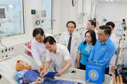 Cùng gần 600 y bác sĩ đi tàu về Ninh Bình, Chủ tịch Tổng LĐLĐ lắng nghe tâm tư cơ sở