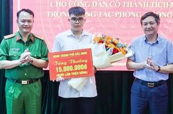 Công an khen thưởng nam sinh lớp 12 dũng cảm chống trả 'cẩu tặc'