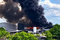 Vụ cháy nhà kho trong khu công nghiệp ở Cà Mau bước đầu xác định do chập điện
