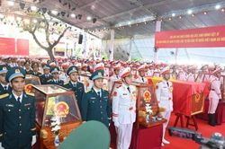 [Chùm ảnh] Lễ viếng, truy điệu và an táng hài cốt liệt sĩ tại Công viên Lê Thị Riêng
