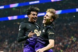 Lamine Yamal nhảy múa, Barcelona đè bẹp Galatasaray