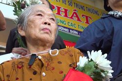 Mất cha và 4 anh trai trong chiến tranh, cụ bà 82 tuổi rưng rưng tiễn đưa 731 liệt sĩ