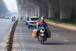 Hà Nội: Đi vào làn ô tô trên đường Phạm Văn Đồng, tài xế xe máy viện đủ lý do với CSGT