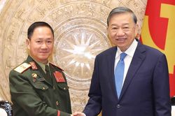 Dù thế giới có diễn biến thế nào, Lào luôn kề vai sát cánh với Việt Nam
