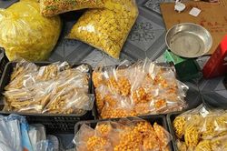 Người phụ nữ đóng gói cả nghìn túi bim bim giả để bán trước cổng trường học