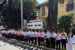 Nhân dân TP Hồ Chí Minh cầm hoa cúc trắng tiễn đưa hài cốt các Anh hùng, liệt sỹ về nơi an táng