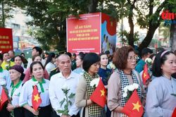 Xúc động những nhành cúc trắng tiễn biệt liệt sĩ tại Công viên Lê Thị Riêng