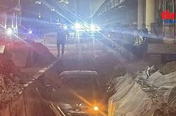 Hà Nội: Ô tô con lọt hào cáp ngầm trên đường Phạm Hùng