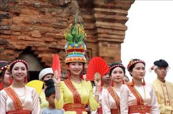 Người trẻ góp sức lan tỏa sắc màu văn hóa Chăm