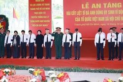 Thủ tướng dự Lễ an táng hài cốt liệt sĩ tại Nghĩa trang liệt sĩ Thành phố Hồ Chí Minh