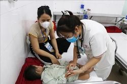 Tăng cường giường bệnh, huy động nhân lực để khám, chữa bệnh cho trẻ khi chuyển mùa