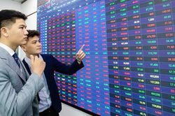 VN-Index ghi nhận rung lắc tiếp diễn, nhà đầu tư kiên nhẫn chờ tín hiệu xác nhận