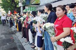 Xúc động những khoảnh khắc người dân TP.HCM chuẩn bị tiễn đưa liệt sĩ ở công viên Lê Thị Riêng