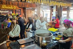 Sa Pa: Phở ngô tráng tay hút khách giữa tiết trời se lạnh