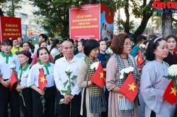 Xúc động những nhành cúc trắng tiễn biệt liệt sĩ tại Công viên Lê Thị Riêng