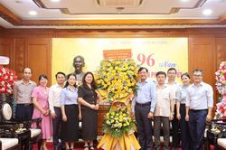 Lãnh đạo Mặt trận thành phố thăm, chúc mừng Văn phòng Thành ủy và Ban Tổ chức Thành ủy