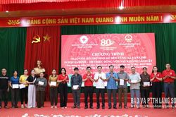 Hội Chữ thập đỏ tỉnh trao vốn hỗ trợ sinh kế trị giá 100 triệu đồng cho các hộ dân tại xã Vạn Linh