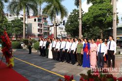 Đoàn đại biểu dự Lễ khai mạc Đại hội Thể dục thể thao tỉnh lần thứ X dâng hương tại Khuôn viên lưu niệm Chủ tịch Hồ Chí Minh