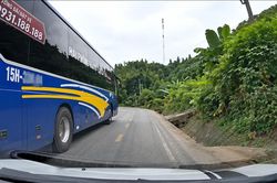 Lào Cai: Phạt 5 triệu đồng lái xe khách vượt ẩu trên Quốc lộ 70 từ phản ánh của người dân