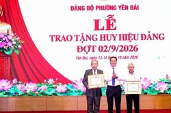 Phường Yên Bái: 731 đảng viên được tặng, truy tặng Huy hiệu Đảng đợt 2/9