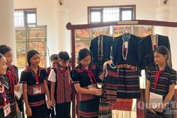Giữ văn hóa từ mái trường