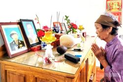 Lòng mẹ chờ mong con về