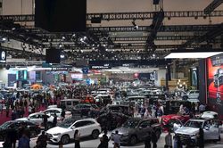 Thị trường ô tô ASEAN tăng trưởng 8,9%, xe điện và hybrid sạc ngoài tăng gần 85%
