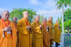 Khánh Hòa: Ban Tổ chức Đại hội đại biểu Phật giáo tỉnh đảnh lễ Tam bảo và viếng Nghĩa trang Liệt sĩ Hòn Dung