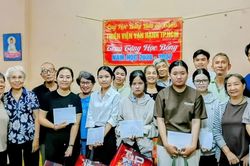Ban Từ thiện xã hội thiền viện Vạn Hạnh trao học bổng cho học sinh