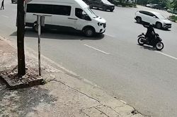 Ô tô bất ngờ đánh lái quay đầu, hất văng người đi xe máy