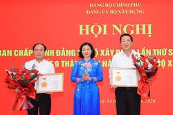 Bộ trưởng Trần Hồng Minh nhận Kỷ niệm chương 'Vì sự nghiệp công tác tổ chức xây dựng Đảng'