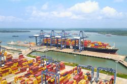 Đề xuất đăng ký tuyến vận tải container quốc tế, tăng bảo hộ vận tải biển nội địa