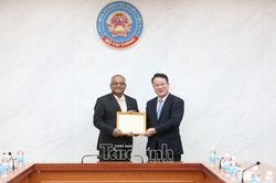 Bộ Tài chính trao Kỷ niệm chương cho ông Shantanu Chakraborty Giám đốc Quốc gia ADB tại Việt Nam