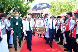 Hàng ngàn người dân tiễn đưa 731 liệt sĩ về nơi an nghỉ