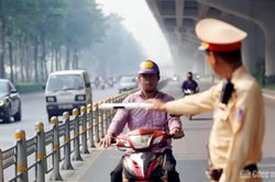 Ngăn chặn tình trạng xe máy 'tranh làn' ô tô trên đường Phạm Văn Đồng