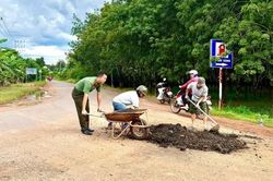 Công an xã vá đường để nhân dân đi lại an toàn