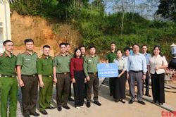 Trao 300 triệu đồng hỗ trợ xây dựng, cải thiện cơ sở vật chất Trường Mầm non Sơn Lộ