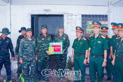 Thăm hỏi, động viên cán bộ, chiến sĩ Đội tìm kiếm, quy tập hài cốt liệt sĩ (lâm thời)