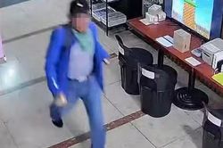 Người đàn ông buộc dao vào 2 tay rồi tấn công loạn xạ giữa siêu thị khiến nhiều người bị thương, gây nên cảnh tượng hỗn loạn