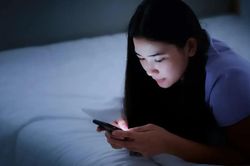 Tối nào cũng nằm lướt điện thoại trước khi ngủ: 5 điều bạn nên thay đổi ngay