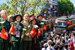 Xúc động dòng người cầm hoa trắng đưa tiễn 731 hài cốt liệt sĩ về nơi an nghỉ
