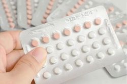 Vì sao thuốc tránh thai có thể làm tăng nguy cơ hình thành cục máu đông?
