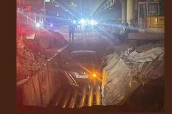 Hà Nội: Ô tô lao qua rào chắn, rơi xuống hố thi công cáp điện sâu 2m
