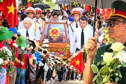 Người lính già lặng lẽ tiễn đưa hài cốt các liệt sĩ về nơi an nghỉ