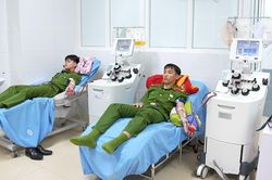 Hai chiến sĩ công an Thanh Hoá hiến máu cứu cụ bà 88 tuổi