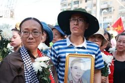 Hàng nghìn người dân TP Hồ Chí Minh tiễn đưa các liệt sĩ về nơi an nghỉ cuối cùng