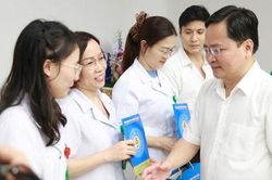 Công đoàn tiếp sức đội ngũ y tế vượt khó trong giai đoạn đầu vận hành