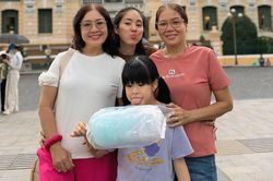 Mẹ chồng, mẹ ruột Lê Phương trẻ đẹp ở tuổi xế chiều